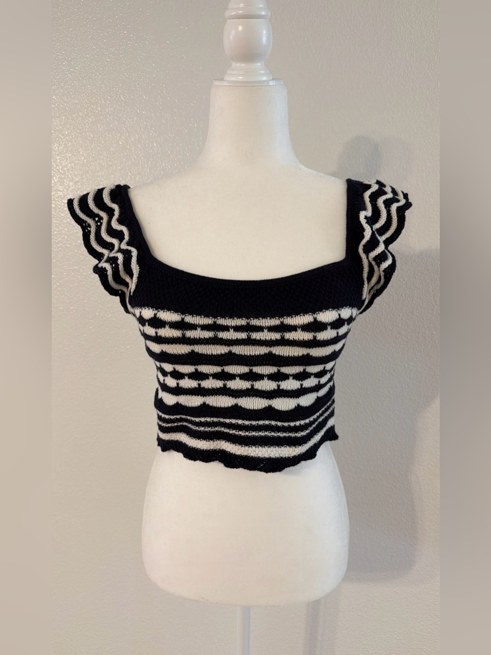 Blu Pepper Black & Cream Crochet Knitted Crop Top Size Small Striped Scalloped
